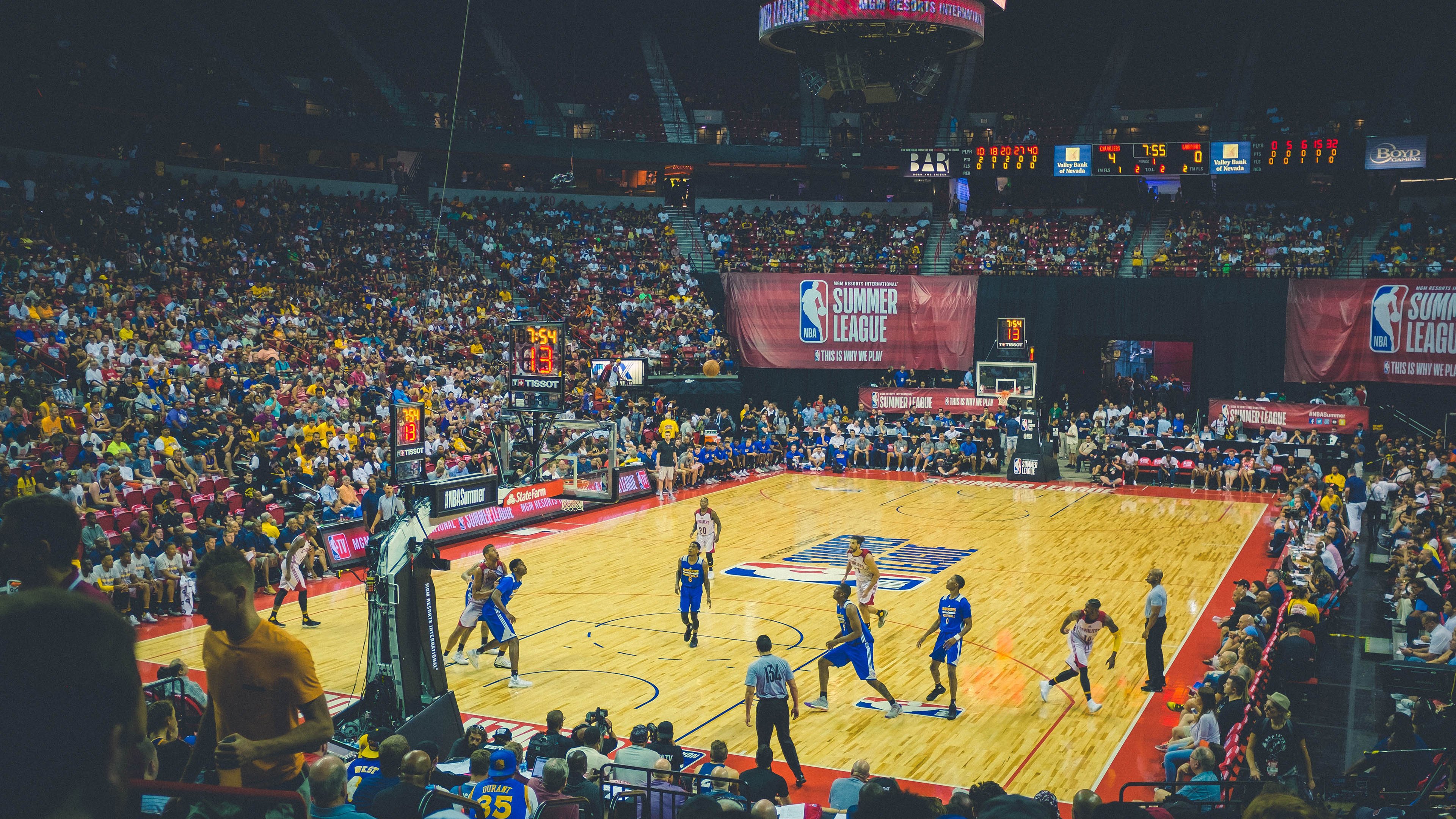 当雄鹿的生死战遇上德罗赞的封神时刻,篮球世界的双重奏鸣